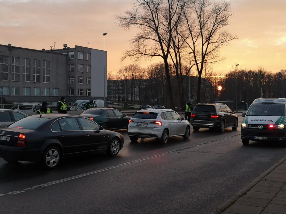 Raginimui likti namuose pakluso ne visi: šimtai keliaujančiųjų tikslo nepasiekė