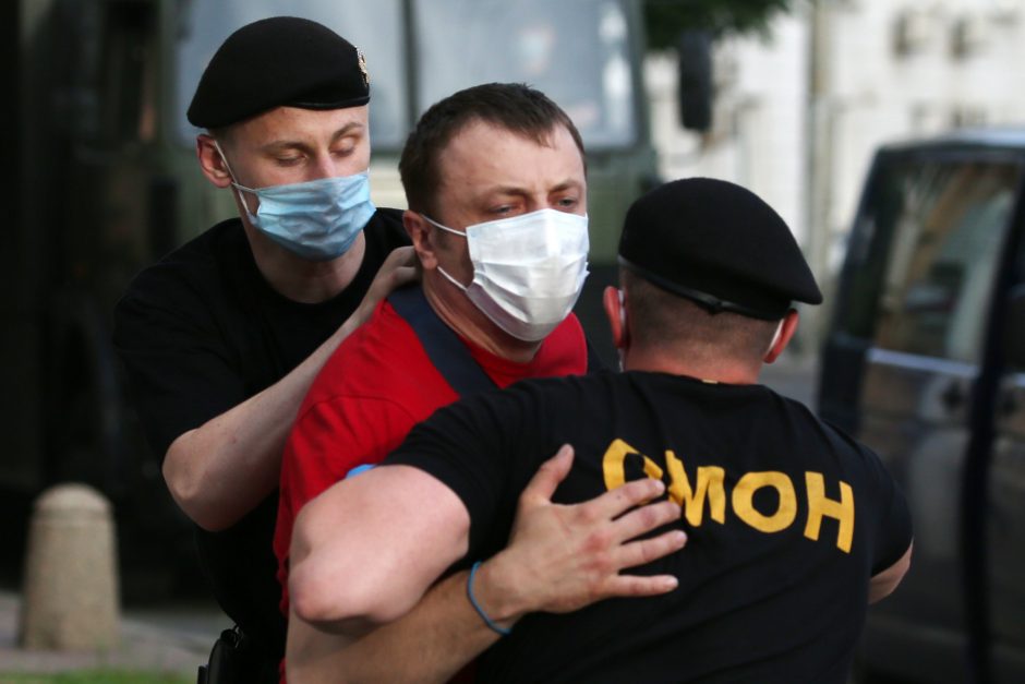 Aktyvistai: Baltarusijoje per protestus sulaikyta mažiausiai 17 žmonių