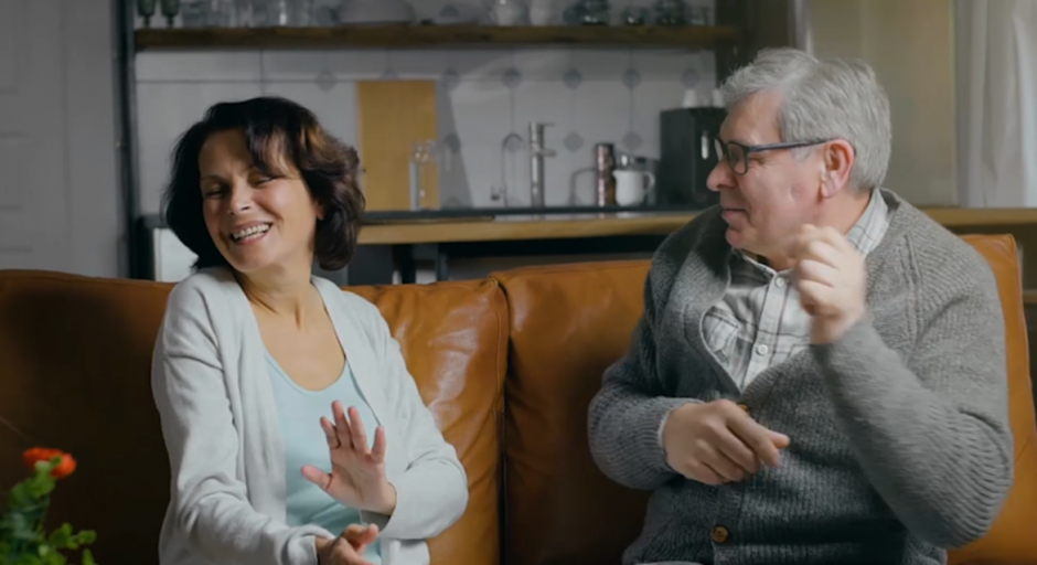 MRU reklaminėje kampanijoje – gyvenimą švenčiantys tėvai