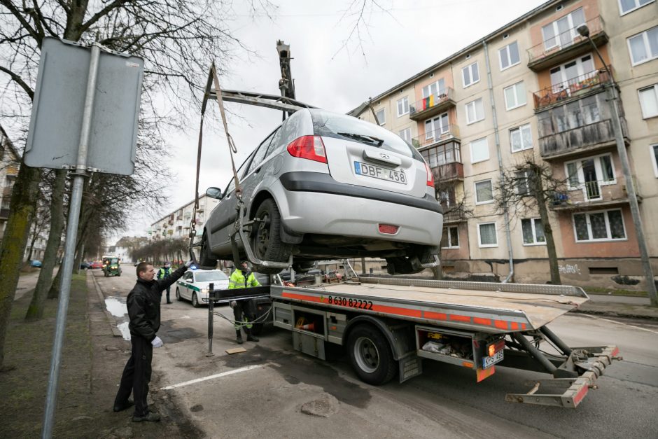 Įspėja: gatves valyti trukdantys automobiliai bus nutempiami priverstinai