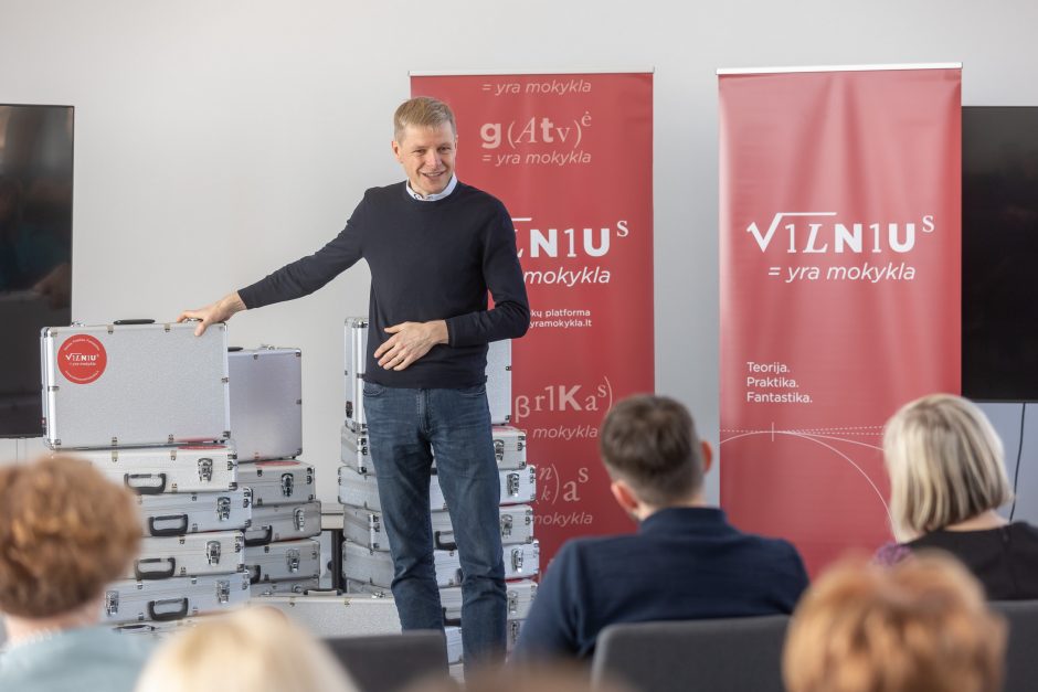 Projektas „Vilnius yra mokykla“ įsibėgėja: įteikti pirmieji gido įrangos rinkiniai