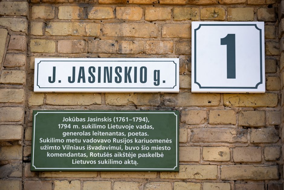 Sostinės gatvių pavadinimų istorijas pasakos lentelės ant pirmojo namo