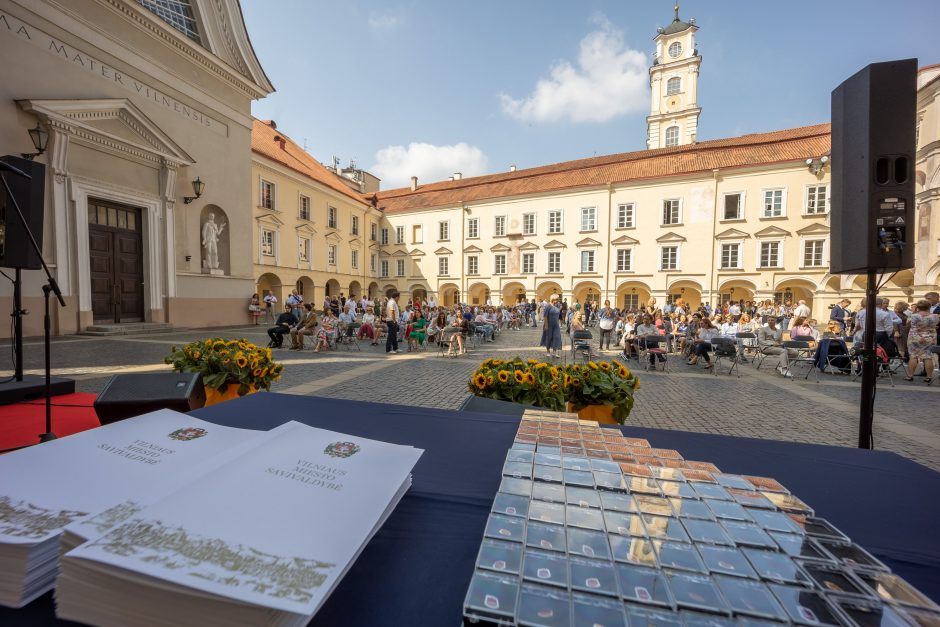 Vilnius sveikina daugiau kaip pusę tūkstančio abiturientų šimtukininkų