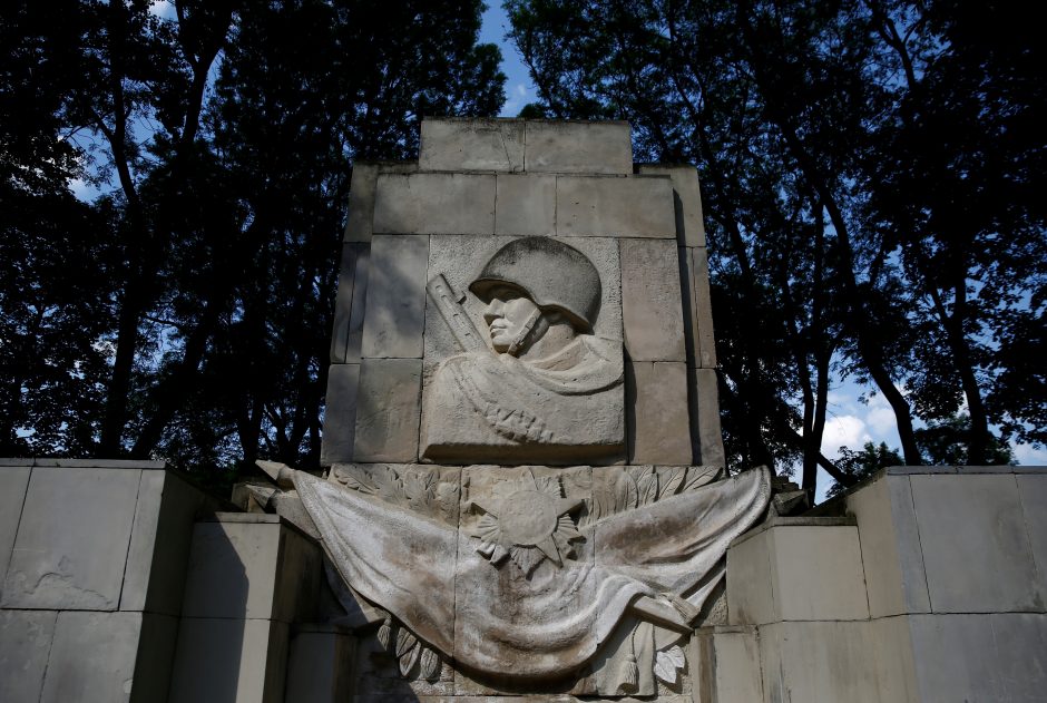 Lenkija seka Lietuva: siekia atsikratyti sovietinių paminklų