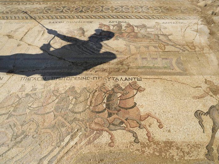 Kipre rasta reta IV a. mozaika, vaizduojanti kovos vežimų lenktynes