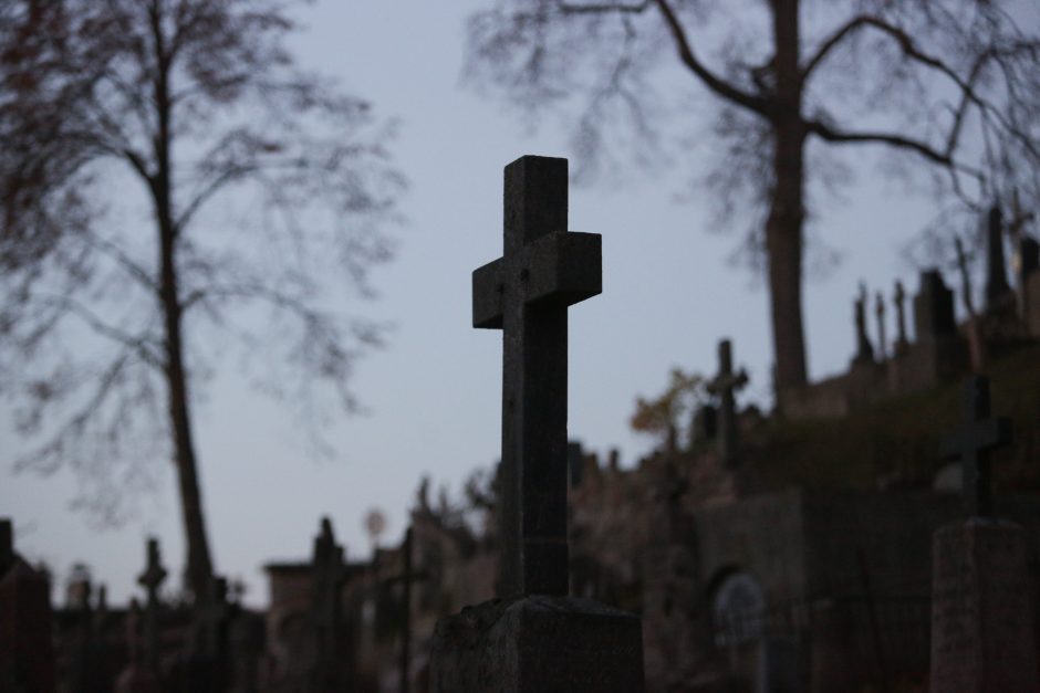 Išniekintos senos Roblių kapinės: nupjaustyti kryžiai, iškasinėti kapai