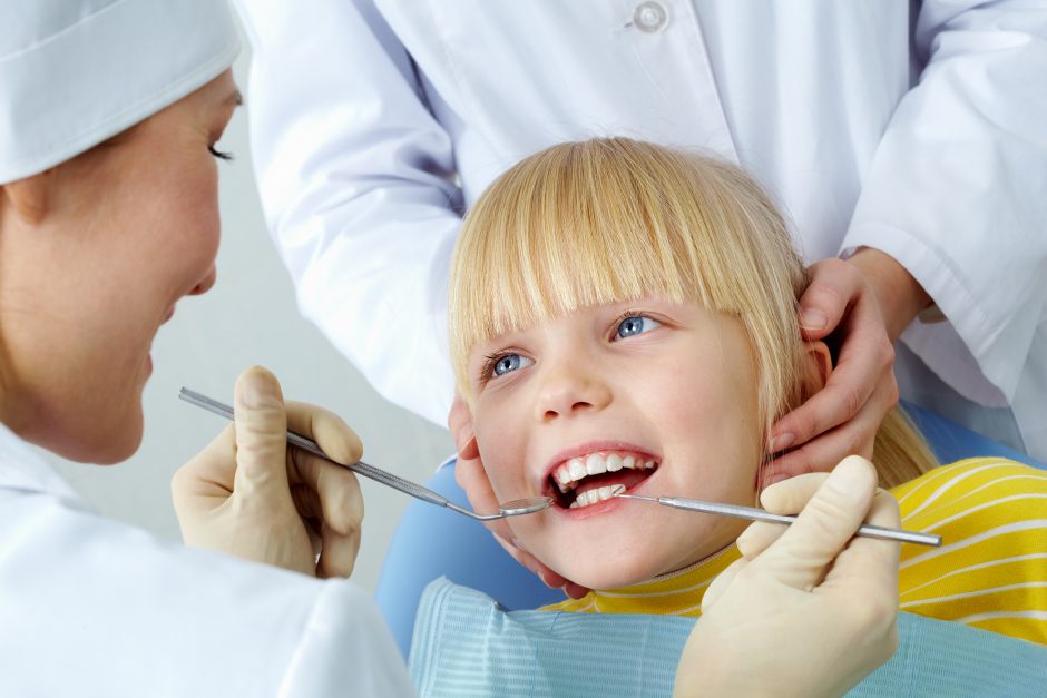 Vaikų dantų gydymas: kaip išvengti skausmo ir streso?