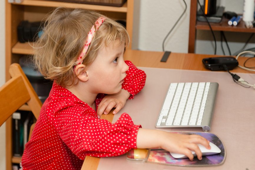 Patarimai tėvams, kad technologijos vaiką ugdytų, o ne bukintų