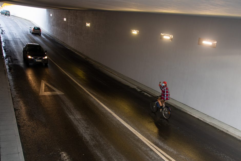 Vilniaus tunelyje susidūrė trys automobiliai: prireikė medikų