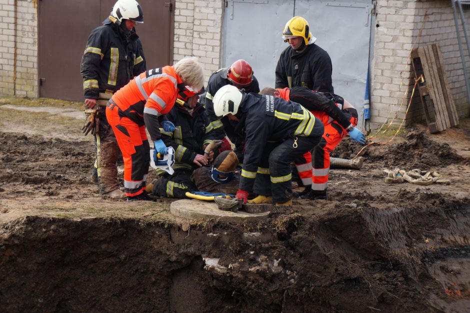 Dirbdamas vos nepasilaidojo: Plungėje išgelbėtas žemėmis užpiltas vyras