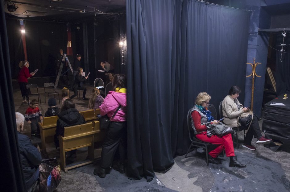 Karo atspindžiai Lvivo lėlių teatre – spektakliai slėptuvėje ir košmarų kamuojami pabėgėliai