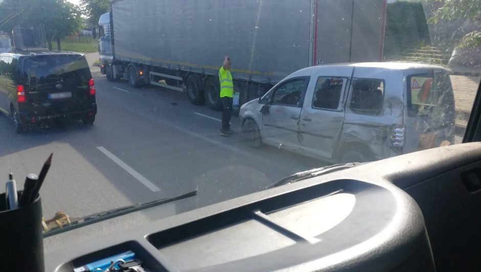 Spūstys link Vilniaus centro: susidūrė du sunkvežimiai ir lengvasis automobilis