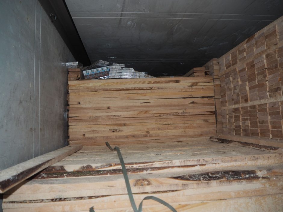 Iš Baltarusijos atvykusiame medienos krovinyje – nelegalių cigarečių už 1,14 mln. eurų