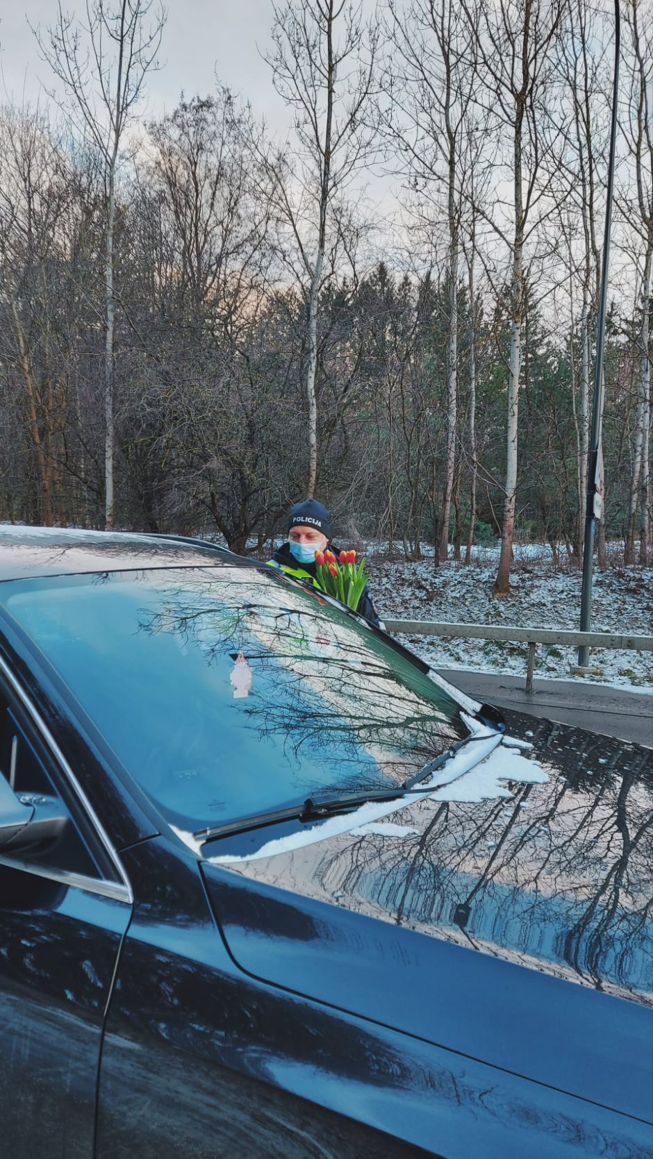 Moters dieną – pareigūnų dėmesys Kauno vairuotojoms: stabdė ne bausti, o dovanoti šypsenas