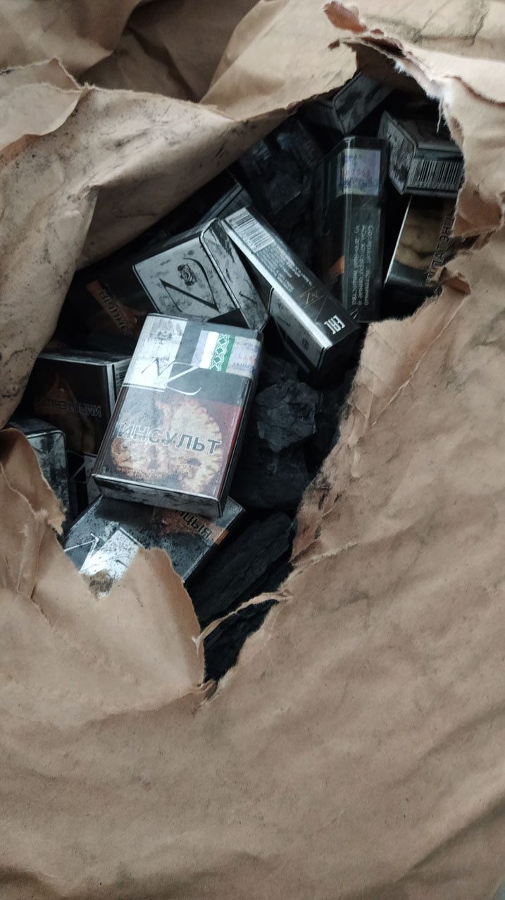 Rusiškos medžio anglies krovinyje muitininkai aptiko 15 tūkst. pakelių cigarečių