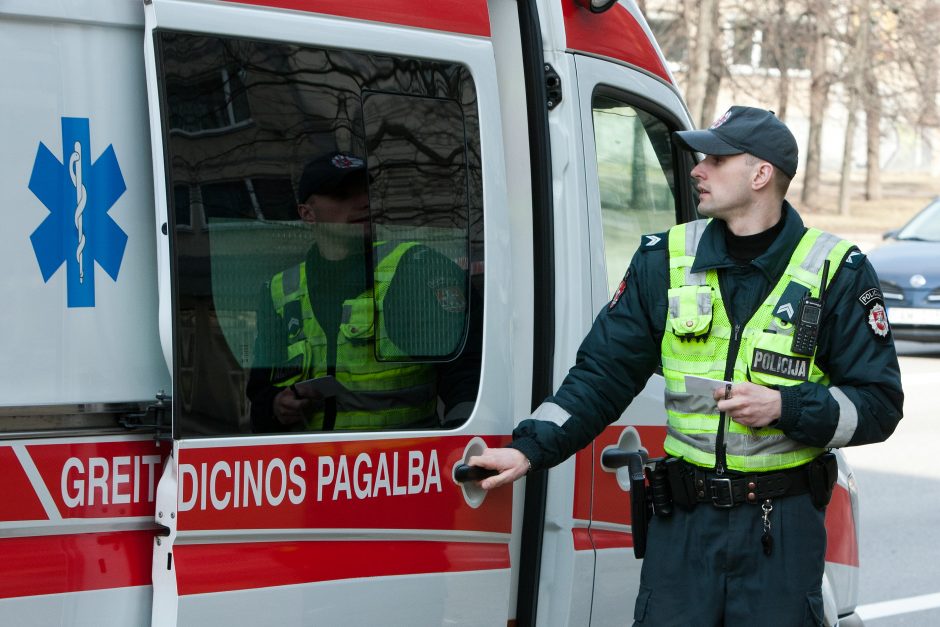 Panevėžio rajone apvirto automobilis: vairuotojas perduotas į medikų rankas