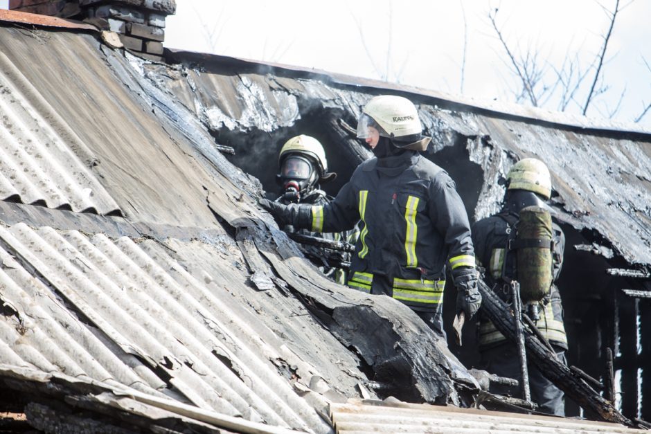 Nelaimė Aleksote: medinio namo viduje kilo gaisras 