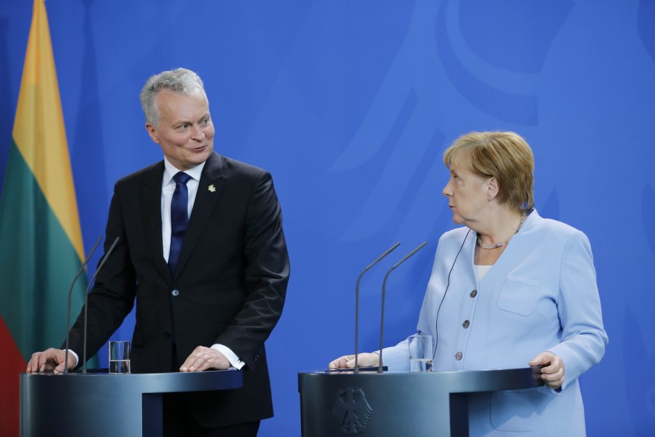 Įtemptų ES derybų užkulisiai: G. Nausėda A. Merkel dovanojo dirigento lazdelę