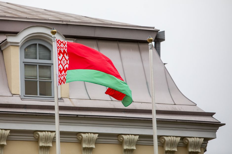 Prieš balsavimo pabaigą prie Baltarusijos ambasados Vilniuje driekiasi rinkėjų eilė