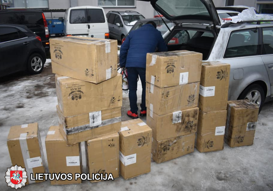 Marijampolėje sustabdytame automobilyje rasta 7 tūkst. pakelių kontrabandinių rūkalų