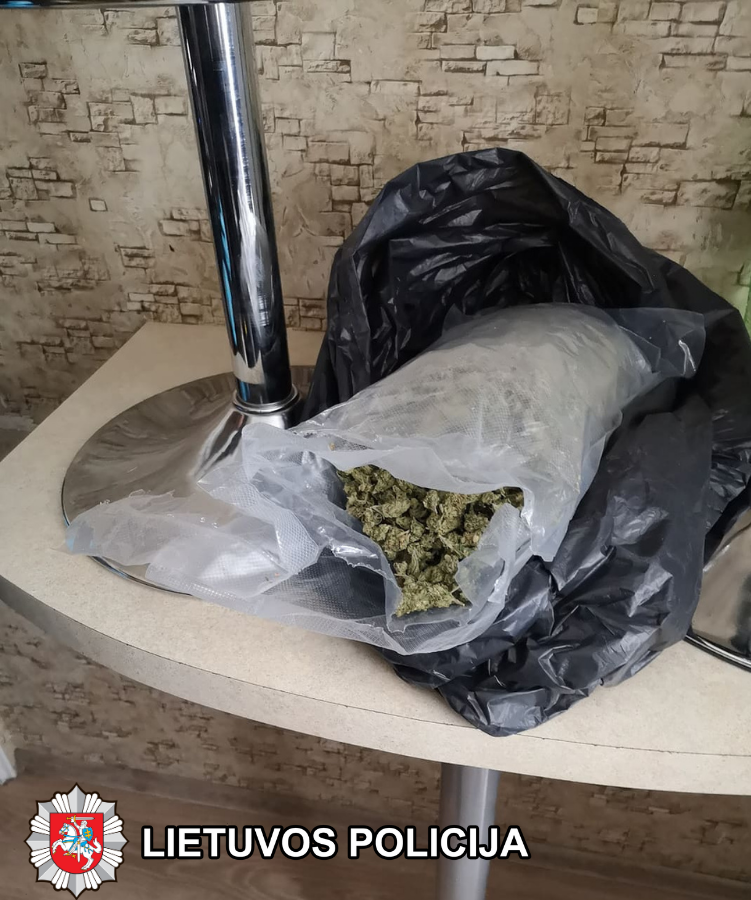 Policija sulaikė narkotikų tiekimu į Marijampolę įtariamą vyrą: namuose rastas kilogramas kanapių