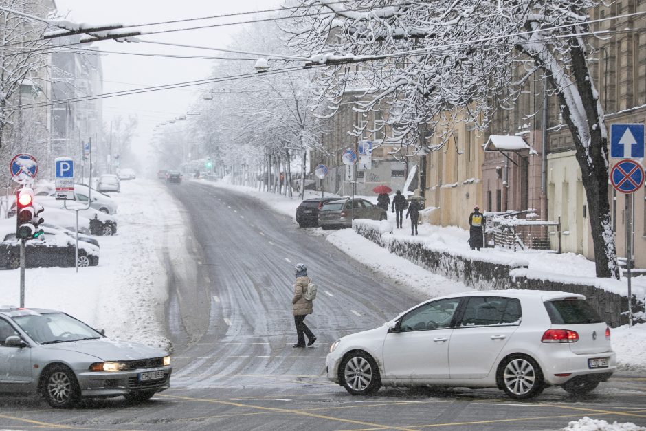 Dieną eismo sąlygas sunkins snygis, šlapdriba ir pustymas