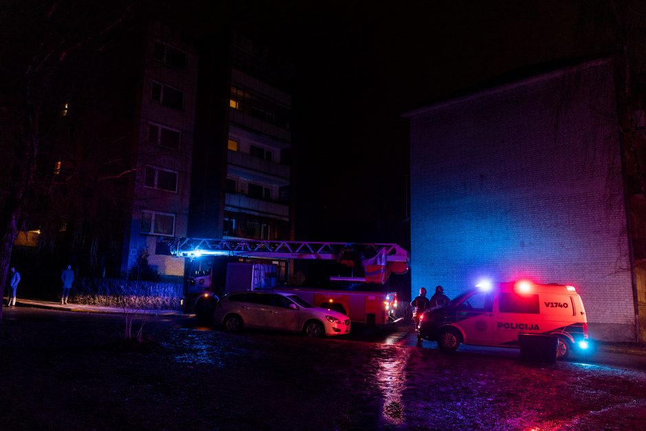 Vilniuje iš daugiabučio evakuojant žmones, kambaryje rastas lavonas