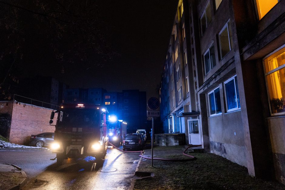 Vilniuje iš daugiabučio evakuojant žmones, kambaryje rastas lavonas