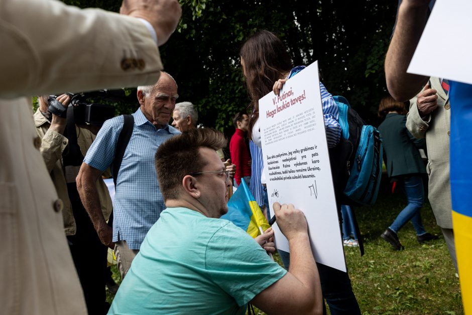 Protestas prie Rusijos ambasados dėl Ukrainoje grobiamų vaikų