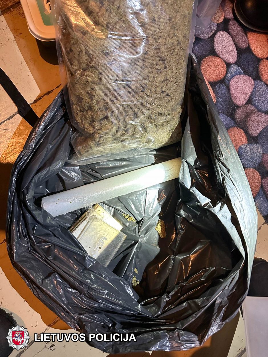 Prie Kalvarijų turgaus įkliuvo kanapių platintojas: rasta 1,5 kg narkotikų ir 30 tūkst. eurų