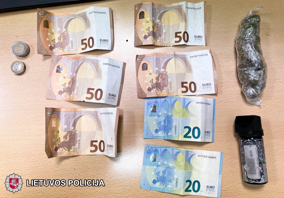 Prie Kalvarijų turgaus įkliuvo kanapių platintojas: rasta 1,5 kg narkotikų ir 30 tūkst. eurų