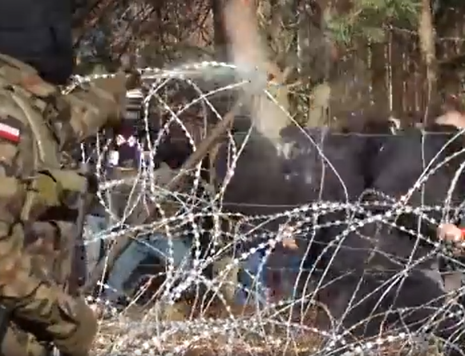 Pirmajį migrantų šturmą atrėmusi Lenkija: padėtis išlieka įtempta 