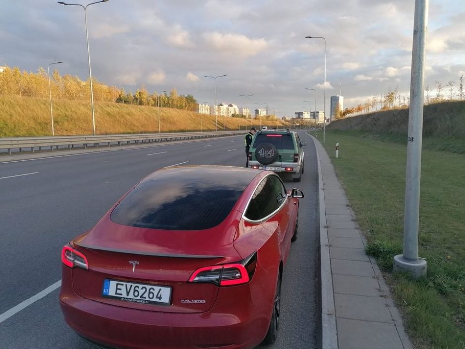 Kelių policija elektromobilį „Tesla“ grąžino atgal: užmiestyje atsiranda šiokių tokių nepatogumų