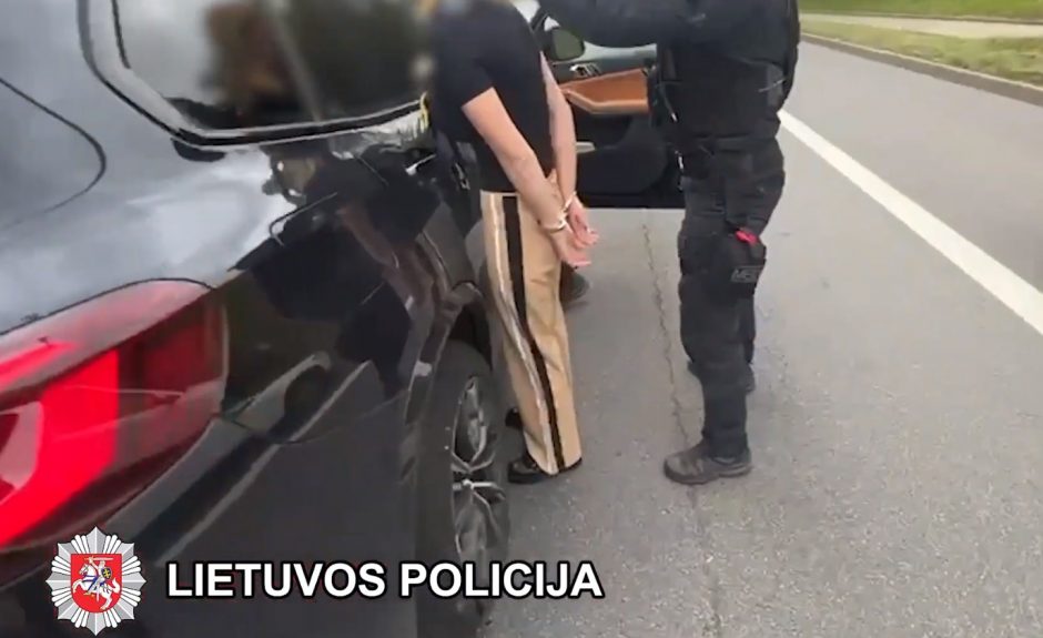 Paaiškėjo BMW gaudynių Vilniaus gatvėse priežastis: su įkalčiais sučiupta nusikalstama grupuotė