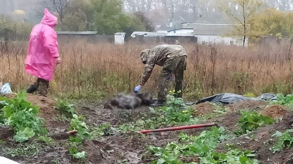 Charkivo srityje – dar viena masinė kapavietė: laidojimo vietą rusų kariai lygino tankais