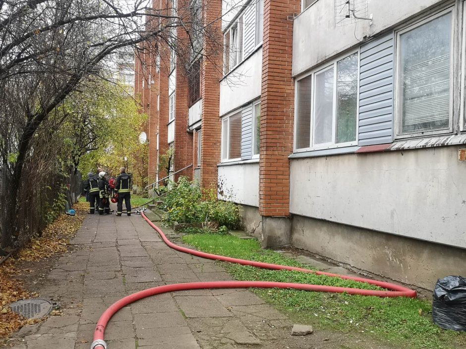 Žaliakalnyje esančiame bute įsiplieskus gaisrui gyventojams teko evakuotis