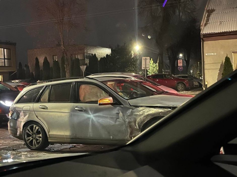 Kalniečių gatvėje – dviejų automobilių avarija: po smūgio kliudytas ir kelio ženklas