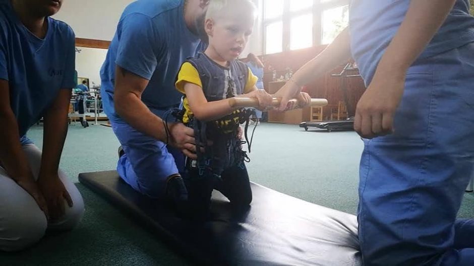 Mažo berniuko kūną kausto paralyžius: svajonę vaikščioti atiduoda į geradarių rankas