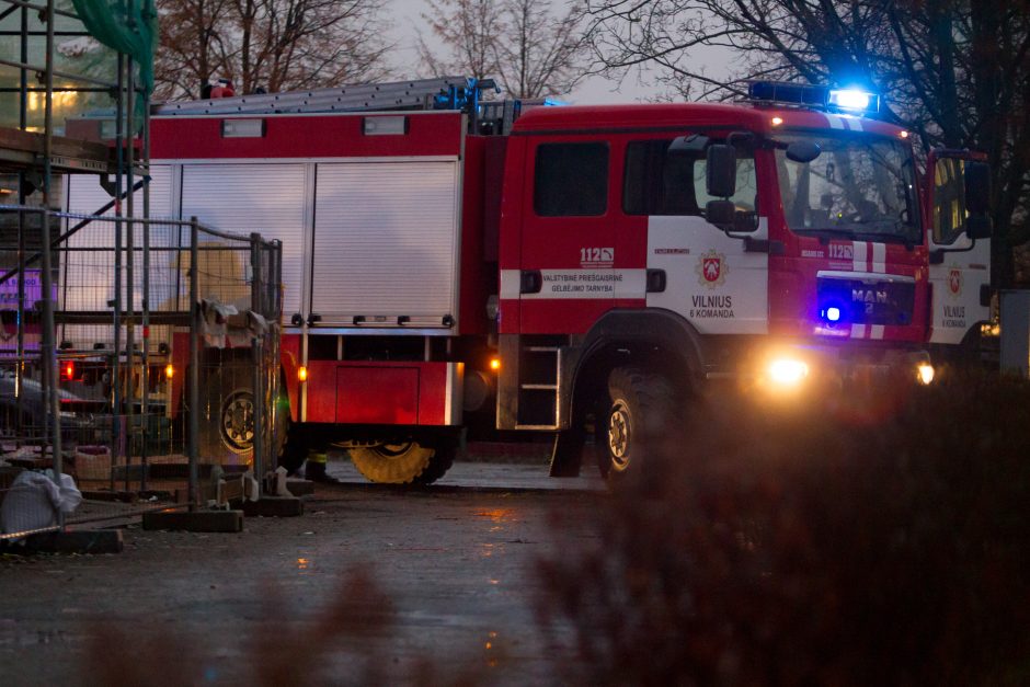 Specialiųjų tarnybų sujudimas Vilniuje: gyvenamajame name kilo gaisras