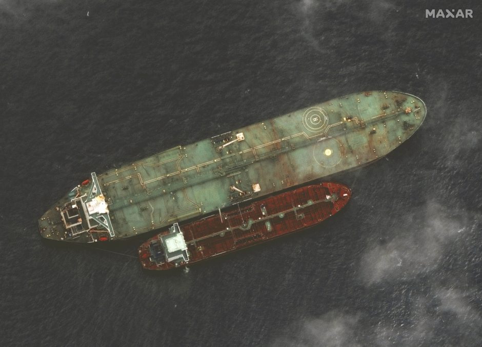 Į iraniečių tanklaivį netoli Saudo Arabijos tikriausiai pataikė dvi raketos