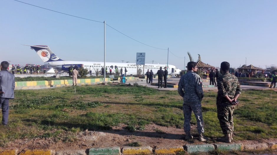 Irane keleivinis laineris nulėkė nuo oro uosto tako ir sustojo greitkelyje