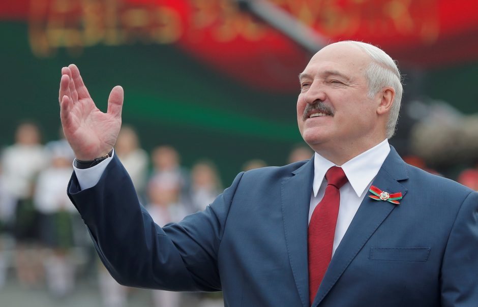 Rinkėjų apklausa: Baltarusijos prezidento rinkimus triuškinamai laimi A. Lukašenka