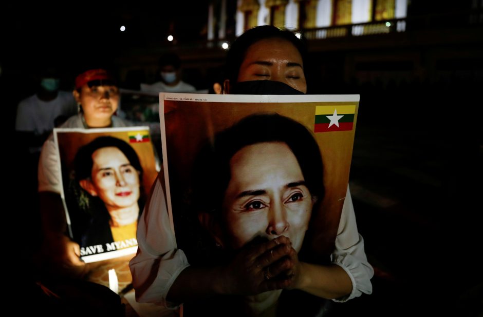 Nušalinta Mianmaro premjerė Aung San Suu Kyi asmeniškai pasirodys teisme