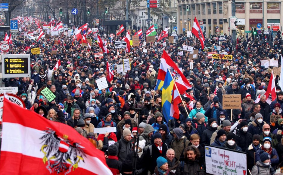 Austrijoje prieš privalomus skiepus nuo COVID-19 protestavo dešimtys tūkstančių žmonių