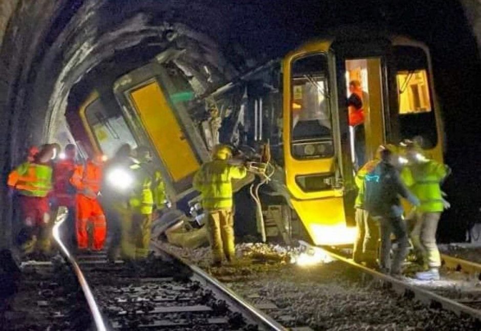 Anglijoje susidūrus dviem keleiviniams traukiniams nukentėjo 12 žmonių