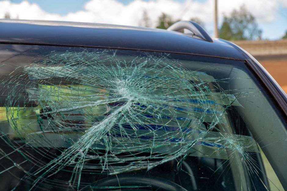 Jonavoje neblaivus vyras daužė stovėjimo aikštelėje paliktą automobilį