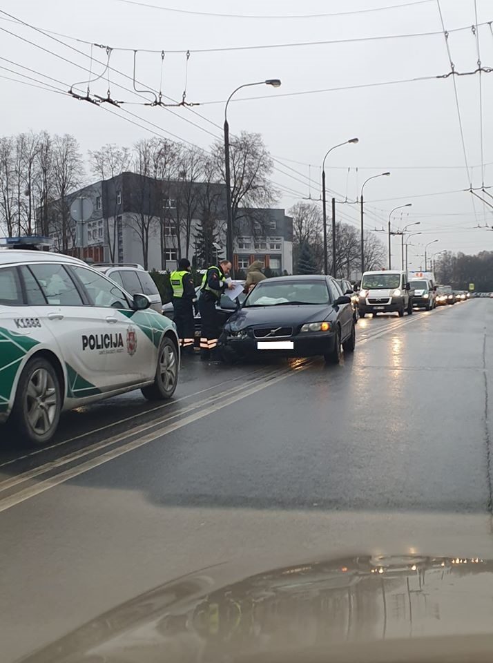 Netoli Kauno klinikų – trijų automobilių avarija