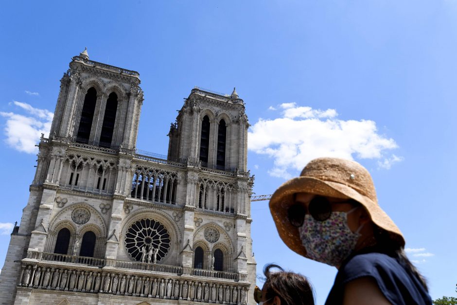 Paryžiaus Dievo Motinos katedros aikštė vėl tapo atvira lankytojams