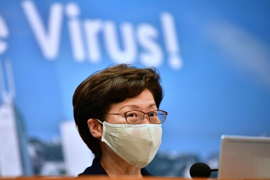 Pekinui didinant spaudimą, Honkonge dėl koronaviruso metams atidėti rinkimai
