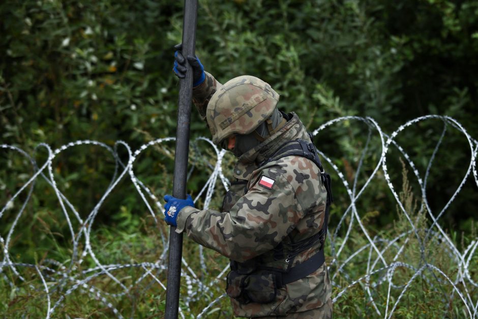 Lenkija prie sienos su Baltarusija siunčia dar 500 karių